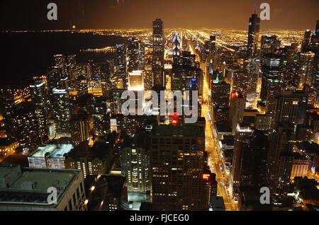 Vista aerea del centro cittadino di Chicago dall ex John Hancock Observatory di notte Foto Stock