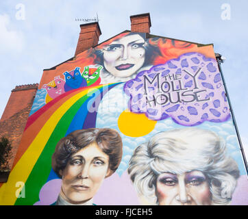 Carta murale sul Molly House sala da tè ed un bar sulla strada di Richmond a Manchester il villaggio gay. Manchester, Inghilterra, Regno Unito Foto Stock