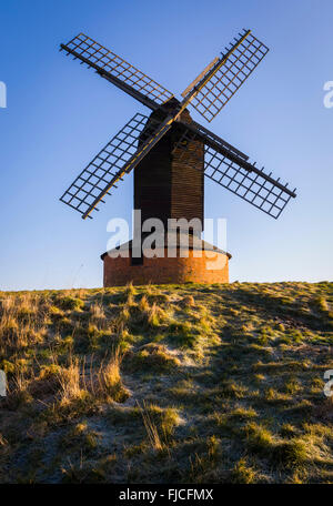 Brill mulino a vento su una chiara mattina inverni, Brill Hill, Buckinghamshire, Inghilterra, Regno Unito Foto Stock