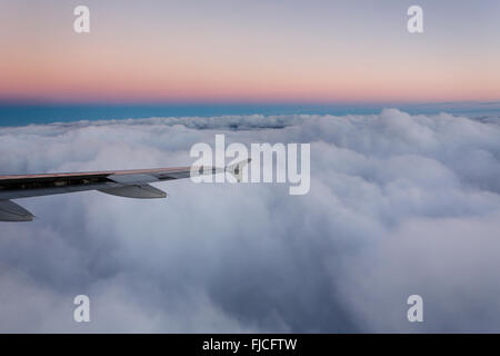 Il tramonto visto da aeroplano sopra le nuvole Foto Stock