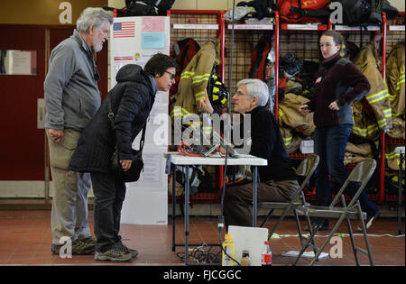 Washington, DC, Stati Uniti d'America. 1 Mar, 2016. Gli elettori verificare in corrispondenza di una stazione di polling per il Virginia primario in Arlington, Virginia, Stati Uniti, 1 marzo 2016. Stati Uniti Candidato repubblicano Donald Trump e candidato democratico Hillary Clinton sono attesi per eseguire bene su 'Super Martedì,' una data chiave nelle 2016 elezioni presidenziali. Credito: Bao Dandan/Xinhua/Alamy Live News Foto Stock