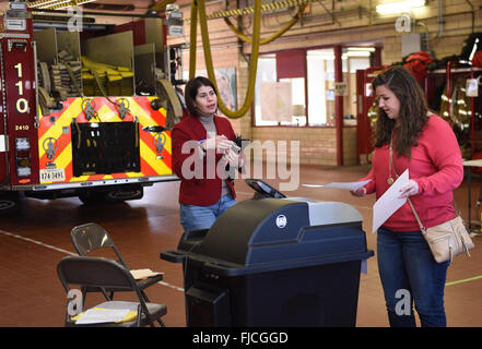 Washington, DC, Stati Uniti d'America. 1 Mar, 2016. Un elettore getta la sua votazione in corrispondenza di una stazione di polling per il Virginia primario in Arlington, Virginia, Stati Uniti, 1 marzo 2016. Stati Uniti Candidato repubblicano Donald Trump e candidato democratico Hillary Clinton sono attesi per eseguire bene su 'Super Martedì,' una data chiave nelle 2016 elezioni presidenziali. Credito: Bao Dandan/Xinhua/Alamy Live News Foto Stock