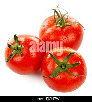 Pomodori con gocce d'acqua isolate su uno sfondo bianco. Foto Stock