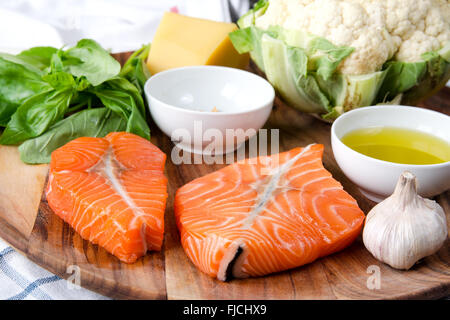 Filetto di salmone con erbe fresche Foto Stock