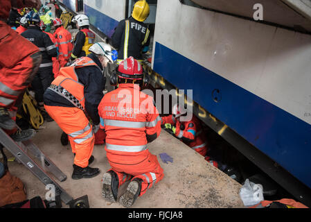 Dartford, Londra, Regno Unito. 1 marzo 2016. I membri di Londra Vigili del fuoco della ricerca urbana e unità di salvataggio sulla scena di un incidente grave durante l'esercizio risposta unitaria Credito: Peter Manning/Alamy Live News Foto Stock