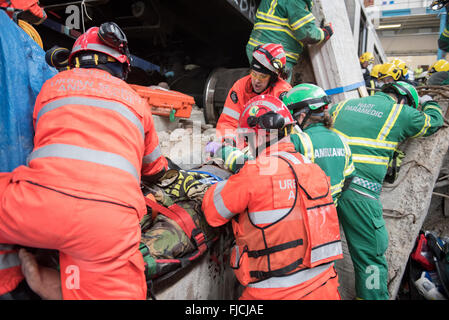 Dartford, Londra, Regno Unito. 1 marzo 2016. I membri di Londra Vigili del Fuoco di ricerca e salvataggio in aree urbane (USAR) team di Londra e il servizio di ambulanza della zona pericolosa Response Team (HART) trattare una vittima durante l'esercizio risposta unitaria Credito: Peter Manning/Alamy Live News Foto Stock