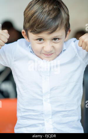 Little Boy funny espressioni come un bambino Foto Stock