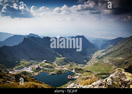 Bella vulcanico lago Balea ad alta altitudine, sulla montagna Fagaras, Romania Foto Stock