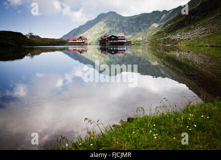 Bella vulcanico lago Balea ad alta altitudine, sulla montagna Fagaras, Romania Foto Stock