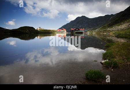 Bella vulcanico lago Balea ad alta altitudine, sulla montagna Fagaras, Romania Foto Stock