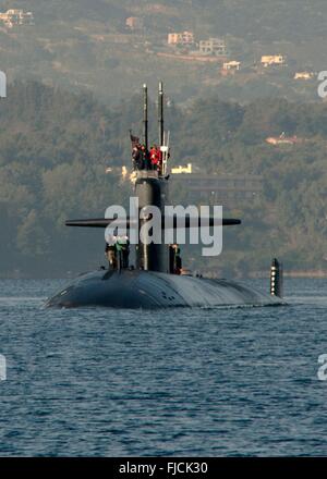 Gli Stati Uniti Navy Los Angeles-classe fast-attacco sommergibile USS Newport News arriva per un porto di scalo Febbraio 28, 2016 in Souda Bay, Grecia. Foto Stock