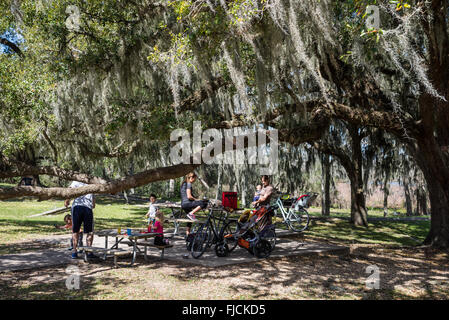 Le famiglie possono usufruire picnic a Brazos Bend State Park, Houston, Texas, Stati Uniti d'America. Foto Stock