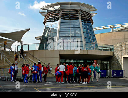 Offerte concorrenti olimpica e del personale al di fuori della piscina olimpionica in Abbottstown Dublino Irlanda, 2003 Foto Stock