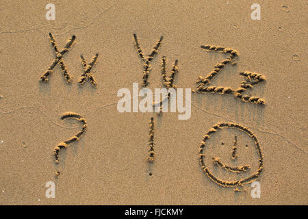 Alfabeto scritto nella luce di sabbia sulla spiaggia, parte 4 di 4 (X-Z) Foto Stock