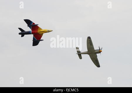 Un interessante formazione di due Hawker classici, l'elica azionata la furia del mare e il Cacciatore subsonico jet. Foto Stock