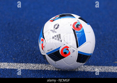 Kiev, Ucraina. 1 Marzo, 2016. Adidas Beau Jeu - official match ball dell'Euro-2016 sul terreno durante la Coppa ucraino quarterfinal prima gamba gioco Oleksandria FC vs FC Dynamo Kyiv a NSC Olimpiyskyi stadium di Kiev. Beau Jeu, che traduce come il gioco più bello del mondo, incorpora il blu, il bianco e il rosso della nazione ospitante in Francia la bandiera tricolore. Si integra inoltre argento mette in evidenza in riferimento alla UEFA campionato Europeo Trofeo, con le lettere E-U-R-O e le figure 2-0-1-6 visibile attraverso il design del blocco. Credito: Oleksandr Prykhodko/Alamy Live News Foto Stock