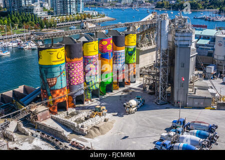 Il murales "Giganti torreggianti' sulla 70-piede torri da Os Gemeos in Vancouver, BC, Canada Foto Stock