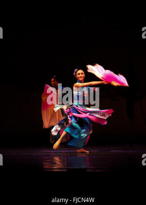 L'Ucraina. 1 Marzo, 2016. Danza con un ventilatore. -- Nell'Opera Nazionale dell'Ucraina erano artisti Zheng Chou Opera e Balletto, Shaolin scuola di arti marziali " TAGO' da Dengfeng, come pure esecutori brillante sulla nazionale strumento cinese Erhu e Zheng. Questo concerto è dedicato alla festa di primavera che si celebra ogni anno in Cina da parte del calendario lunare. Credito: Igor Golovnov/Alamy Live News Foto Stock