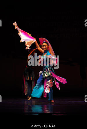 L'Ucraina. 1 Marzo, 2016. Danza con un ventilatore. -- Nell'Opera Nazionale dell'Ucraina erano artisti Zheng Chou Opera e Balletto, Shaolin scuola di arti marziali " TAGO' da Dengfeng, come pure esecutori brillante sulla nazionale strumento cinese Erhu e Zheng. Questo concerto è dedicato alla festa di primavera che si celebra ogni anno in Cina da parte del calendario lunare. Credito: Igor Golovnov/Alamy Live News Foto Stock