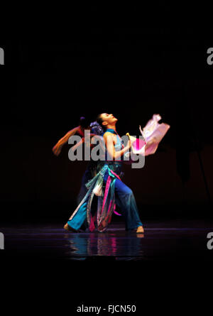 L'Ucraina. 1 Marzo, 2016. Danza con un ventilatore. -- Nell'Opera Nazionale dell'Ucraina erano artisti Zheng Chou Opera e Balletto, Shaolin scuola di arti marziali " TAGO' da Dengfeng, come pure esecutori brillante sulla nazionale strumento cinese Erhu e Zheng. Questo concerto è dedicato alla festa di primavera che si celebra ogni anno in Cina da parte del calendario lunare. Credito: Igor Golovnov/Alamy Live News Foto Stock