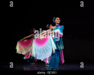 L'Ucraina. 1 Marzo, 2016. Danza con un ventilatore. -- Nell'Opera Nazionale dell'Ucraina erano artisti Zheng Chou Opera e Balletto, Shaolin scuola di arti marziali " TAGO' da Dengfeng, come pure esecutori brillante sulla nazionale strumento cinese Erhu e Zheng. Questo concerto è dedicato alla festa di primavera che si celebra ogni anno in Cina da parte del calendario lunare. Credito: Igor Golovnov/Alamy Live News Foto Stock