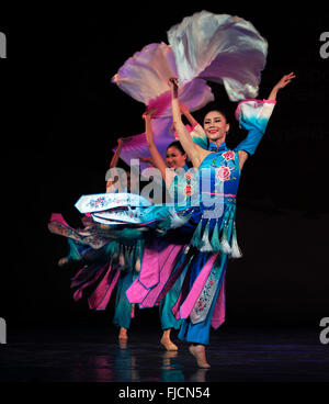 L'Ucraina. 1 Marzo, 2016. Danza con un ventilatore. -- Nell'Opera Nazionale dell'Ucraina erano artisti Zheng Chou Opera e Balletto, Shaolin scuola di arti marziali " TAGO' da Dengfeng, come pure esecutori brillante sulla nazionale strumento cinese Erhu e Zheng. Questo concerto è dedicato alla festa di primavera che si celebra ogni anno in Cina da parte del calendario lunare. Credito: Igor Golovnov/Alamy Live News Foto Stock