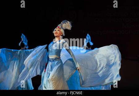 L'Ucraina. 1 Marzo, 2016. Danza dei Cigni. -- Nell'Opera Nazionale dell'Ucraina erano artisti Zheng Chou Opera e Balletto, Shaolin scuola di arti marziali " TAGO' da Dengfeng, come pure esecutori brillante sulla nazionale strumento cinese Erhu e Zheng. Questo concerto è dedicato alla festa di primavera che si celebra ogni anno in Cina da parte del calendario lunare. Credito: Igor Golovnov/Alamy Live News Foto Stock