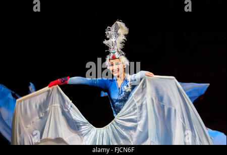 L'Ucraina. 1 Marzo, 2016. Danza dei Cigni. -- Nell'Opera Nazionale dell'Ucraina erano artisti Zheng Chou Opera e Balletto, Shaolin scuola di arti marziali " TAGO' da Dengfeng, come pure esecutori brillante sulla nazionale strumento cinese Erhu e Zheng. Questo concerto è dedicato alla festa di primavera che si celebra ogni anno in Cina da parte del calendario lunare. Credito: Igor Golovnov/Alamy Live News Foto Stock