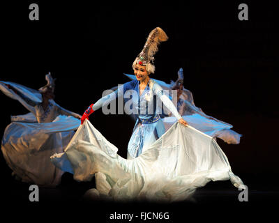 L'Ucraina. 1 Marzo, 2016. Danza dei Cigni. -- Nell'Opera Nazionale dell'Ucraina erano artisti Zheng Chou Opera e Balletto, Shaolin scuola di arti marziali " TAGO' da Dengfeng, come pure esecutori brillante sulla nazionale strumento cinese Erhu e Zheng. Questo concerto è dedicato alla festa di primavera che si celebra ogni anno in Cina da parte del calendario lunare. Credito: Igor Golovnov/Alamy Live News Foto Stock