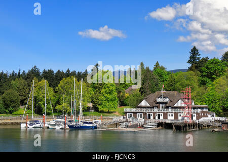 Vancouver storica Rowing Club nel Parco di Stanley sul carbone del porto di Vancouver BC, Canada. Foto Stock