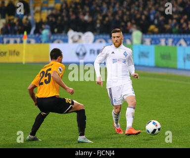 Kiev, Ucraina. 1 Marzo, 2016. Antunes di FC Dynamo Kyiv (R, in bianco) combatte per una sfera con Serhiy Chebotayev di FC Oleksandria durante la loro coppa ucraino quarterfinal gioco a NSC Olimpiyskyi stadium di Kiev. Credito: Oleksandr Prykhodko/Alamy Live News Foto Stock