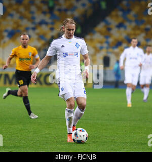 Kiev, Ucraina. 1 Marzo, 2016. Domagoj Vida di FC Dynamo Kyiv controlla un pallone durante la Coppa ucraino quarterfinal prima gamba partita contro FC Oleksandria a NSC Olimpiyskyi stadium di Kiev. Credito: Oleksandr Prykhodko/Alamy Live News Foto Stock