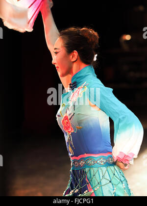 L'Ucraina. 1 Marzo, 2016. Danza con un ventilatore. -- Nell'Opera Nazionale dell'Ucraina erano artisti Zheng Chou Opera e Balletto, Shaolin scuola di arti marziali " TAGO' da Dengfeng, come pure esecutori brillante sulla nazionale strumento cinese Erhu e Zheng. Questo concerto è dedicato alla festa di primavera che si celebra ogni anno in Cina da parte del calendario lunare. Credito: Igor Golovnov/Alamy Live News Foto Stock