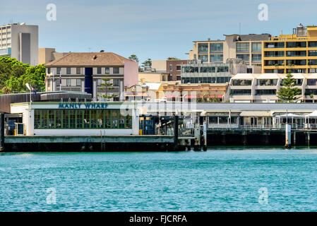 Sydney, Australia - 10 Novembre 2016: Manly Wharf stazione dei traghetti vicino a Sydney. Manly è molto popolare e spettacolare spiaggia-side Foto Stock