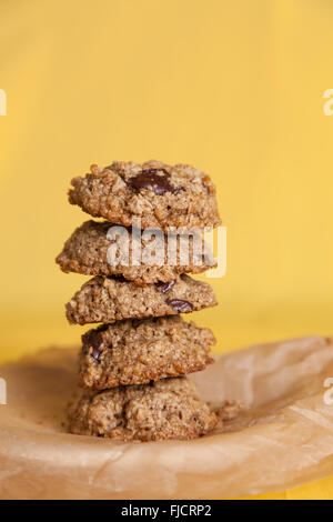 Farina di avena i biscotti con un colorato sfondo giallo Foto Stock