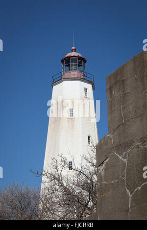 Una vista del famoso Sandy Hook Lighthouse a Fort Hancock in New Jersey. Questo è il più antico faro operativo nel Regno Foto Stock