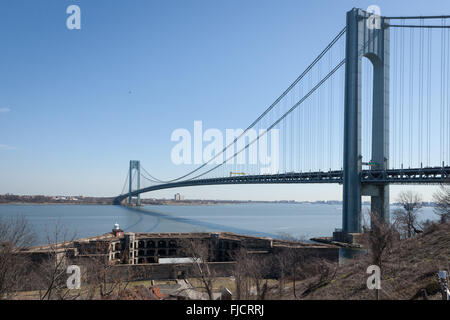 Il famoso ponte Verrazano-Narrows visto da Fort Wadsworth a Staten Island, New York. La batteria erbaccia è visto in lowe Foto Stock