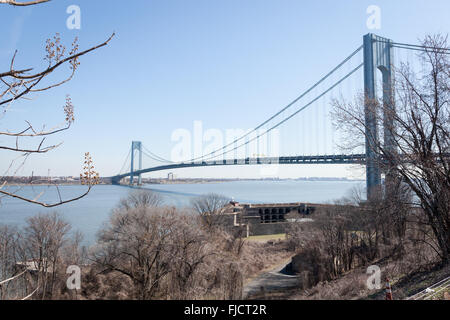 Il famoso ponte Verrazano-Narrows visto da Fort Wadsworth a Staten Island, New York. La batteria erbaccia è visto in lowe Foto Stock