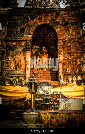 Una foto di luce sulla statua di Buddha Foto Stock