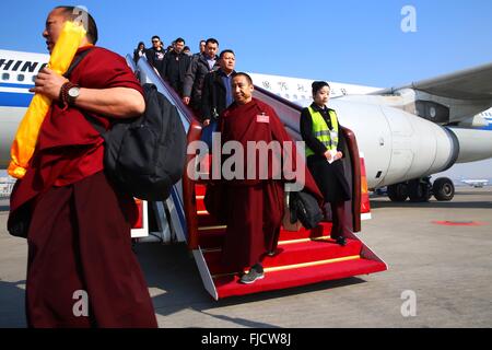 Pechino, Cina. 2 Mar, 2016. Deputati al XII congresso nazionale del popolo (ANP) da sudovest della Cina di regione autonoma del Tibet arriva a Pechino Capitale della Cina, 2 marzo 2016. La quarta sessione annuale del XII NPC si aprirà il 5 marzo. © Cai Yang/Xinhua/Alamy Live News Foto Stock