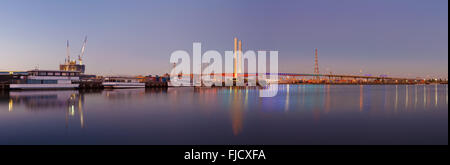 Ponte Blote, Melbourne visto da Docklands waterfront nelle prime ore del mattino. Larga scala paesaggio panoramico immagine Foto Stock