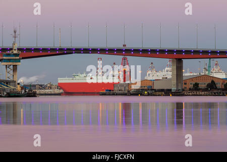 Primo piano della sezione del Ponte Bolte a Melbourne e un rosso grande nave da carico in mattina presto. Foto Stock