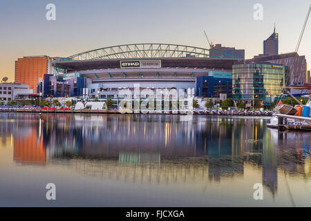 Melbourne, Australia - Feb 21 2016: Etihad Stadium visto da Docklands waterfront in Early Morning Light Foto Stock