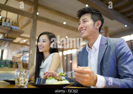 Giovani cinesi giovane avente la cena insieme Foto Stock