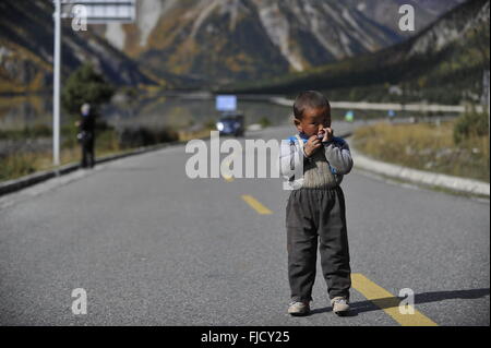 Tibet Tibet, CHN. 1 Mar, 2016. Ranwu Lago si trova a 318 Strada Nazionale, con una altezza di 3807 metri, e una lunghezza di 26 km, che copre 27 chilometri quadrati. Laguna ghiacciaio è la sua principale fonte di acqua quando la fusione. Credito: SIPA Asia/ZUMA filo/Alamy Live News Foto Stock