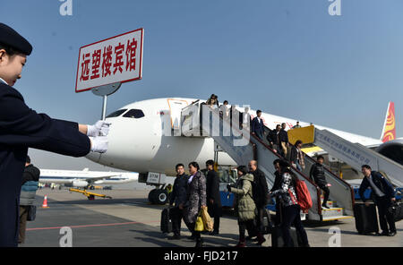 Pechino, Cina. 2 Mar, 2016. Deputati al XII congresso nazionale del popolo (ANP) dal sud della Cina di Hainan Provincia arrivano a Pechino Capitale della Cina, 2 marzo 2016. La quarta sessione annuale del XII NPC si aprirà il 5 marzo. © Zhao Yingquan/Xinhua/Alamy Live News Foto Stock