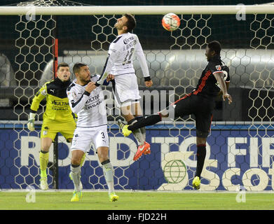 Washington, DC, Stati Uniti d'America. 1 Mar, 2016. D.C. Regno avanti PATRICK NYARKO (12) Capi di un tiro in porta contro Queretaro defender JONATHAN BORNSTEIN (12), Queretaro defender Miguel Martinez (3) e Queretaro portiere TIAGO VOLPI (31) nella seconda metà di una CONCACAF quarterfinal a RFK Stadium di Washington. Credito: Chuck Myers/ZUMA filo/Alamy Live News Foto Stock