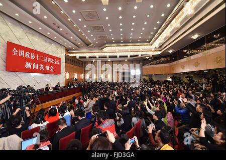 Pechino, Cina. 2 Mar, 2016. Foto scattata il 2 marzo 2016 mostra la scena di una conferenza stampa sulla quarta sessione del XII la Conferenza consultiva politica del popolo cinese (Cpcpc) Comitato nazionale a Pechino Capitale della Cina. © Li Xin/Xinhua/Alamy Live News Foto Stock