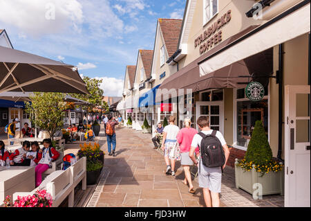 People shopping presso il Villaggio di Bicester a Bicester , Oxfordshire , Inghilterra , Inghilterra , Regno Unito Foto Stock
