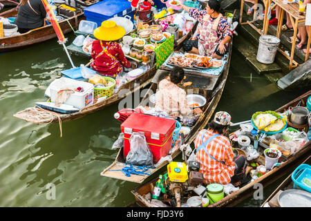 Trader barche in un mercato galleggiante in Thailandia. Foto Stock